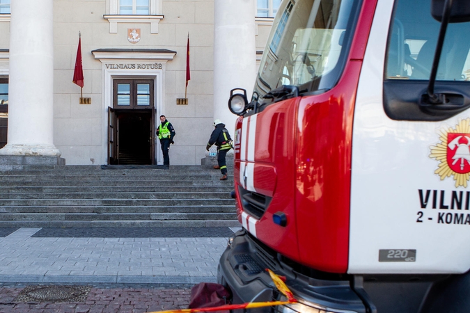 Vilniaus rotušėje kilo gaisras, evakuoti keli šimtai žmonių