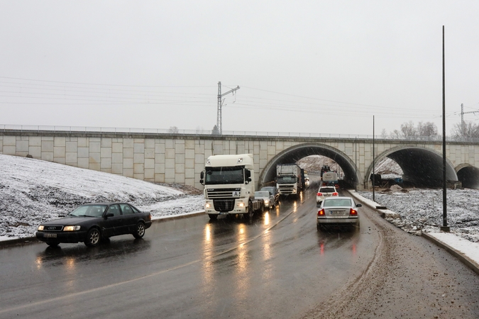 Dėmesio, vairuotojai: keliuose dar yra slidžių ruožų