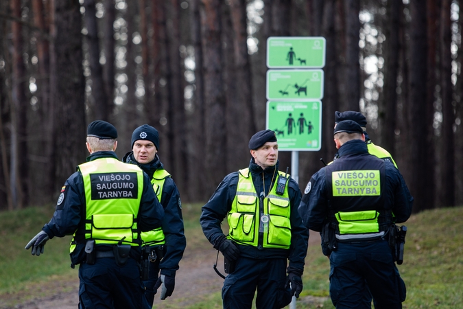 Laukuose Vilniuje aptiko netikėtą radinį – ginklų prikrautą krepšį