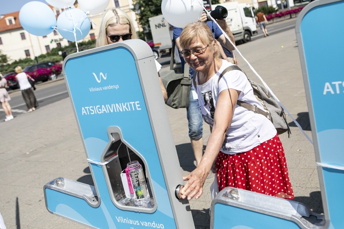 Gera žinia per kaitrą: sostinėje jau veikia mobiliosios vandens gertuvės