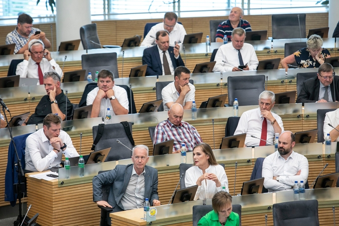 Į antstolių ir notarų garbės teismus įtraukti visuomenės atstovai