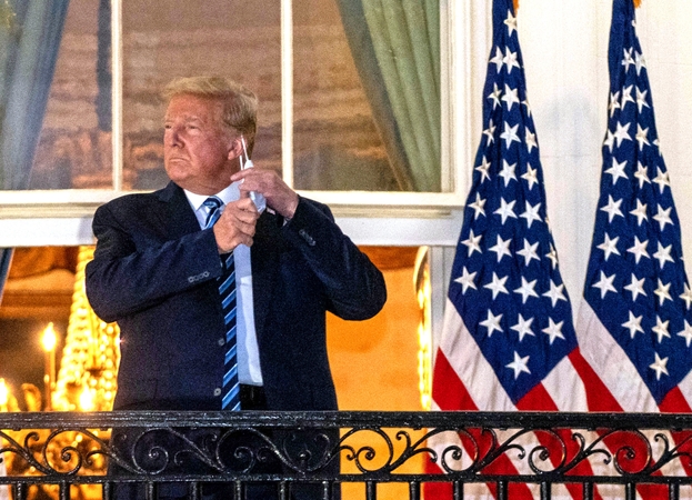 D. Trumpas iš ligoninės parvyko į Baltuosius rūmus ir iškart nusiėmė kaukę