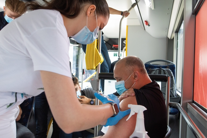 Vilniuje pradeda kursuoti du skiepų autobusai: skiepą atveš į kiemą