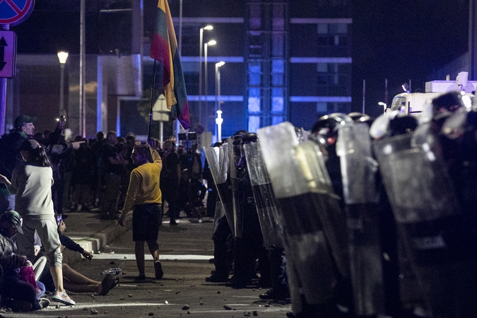 Agresyvūs protestuotojai išvaikyti: dėl riaušių sulaikyti 26 asmenys, nukentėjo dešimt pareigūnų