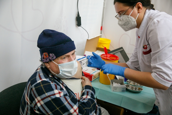 Galimybe pasiskiepyti adaptuota vakcina nuo COVID-19 pasinaudojo 5 tūkst. žmonių