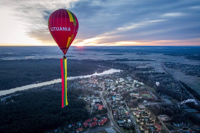 Birštone oro balionu pakilo milžiniška trispalvė