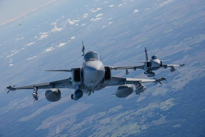 NATO naikintuvai du kartus kilo lydėti Rusijos orlaivių