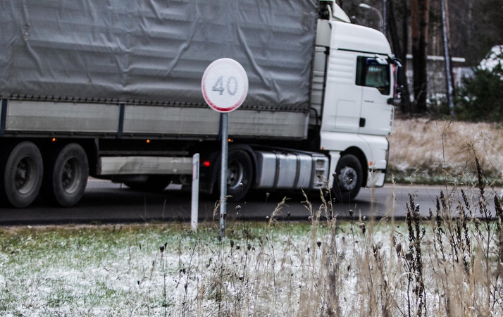 Įspėja: mažesnio intensyvumo keliuose – dar slidu