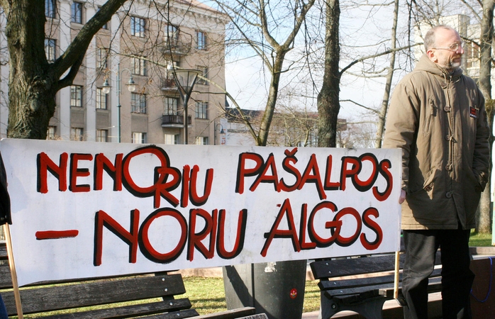 Suka galvą, iš kokių resursų kelti algas viešojo sektoriaus darbuotojams