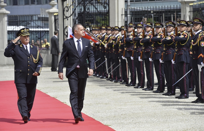 Naujasis Slovakijos prezidentas per inauguraciją pietavo su benamiais