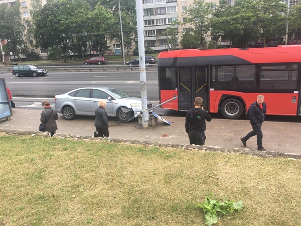 Vilniuje į stotelę įlėkęs automobilis partrenkė moterį