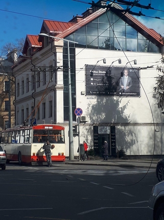 Nutrūkęs tinklas valandai paralyžiavo sostinės troleibusų eismą