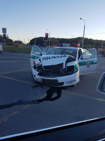 Vilniečiai nelinkę praleisti pareigūnų: sankryžoje sudaužyta policijos škoda