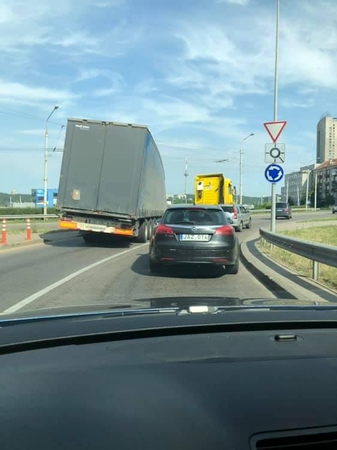 Susidarė spūstis: Gerosios Vilties žiede vilkikas pametė priekabą