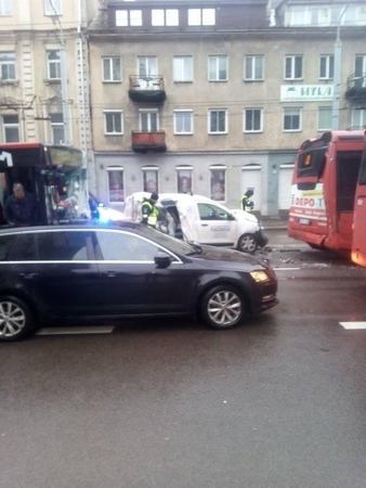 Sostinėje susidūrė du autobusai ir automobilis: nukentėjo du vyrai