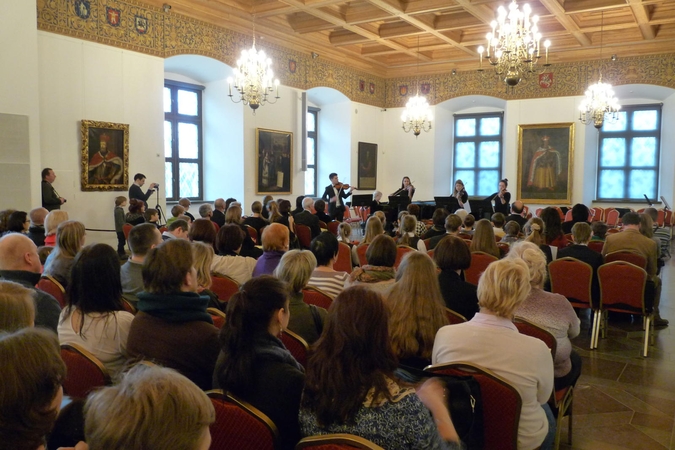 Valdovų rūmuose – lelijos šv. Kazimierui
