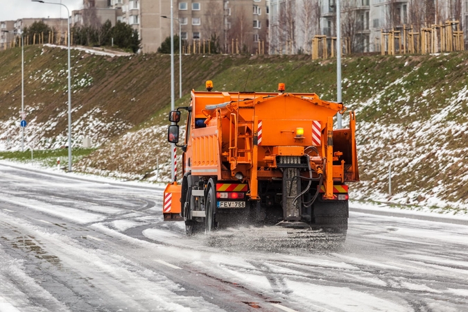 Lijundra apsunkino eismo sąlygas Vilniuje: gali vėluoti miesto transportas