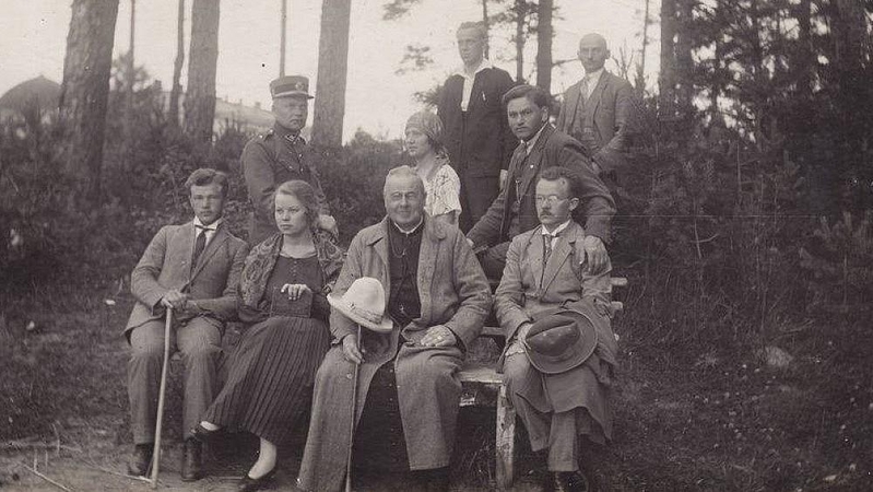Ir būdamas kunigas, Maironis žavėjosi moterimis