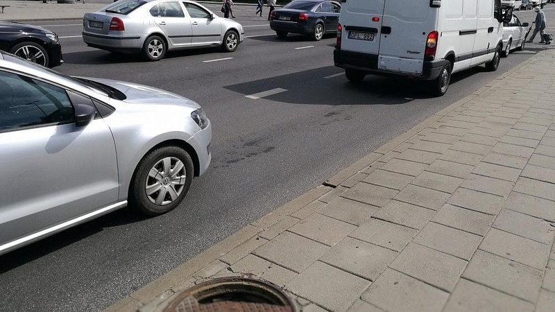 Pavojingai lūžęs šulinio dangtis mieste: kaip elgtis, kas atsakingas?