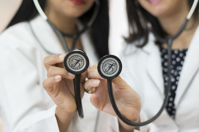 Algos medicinos darbuotojams kilo, bet ne visur