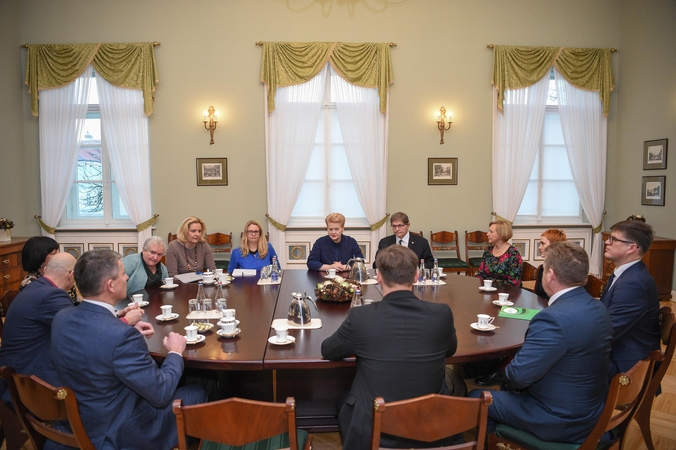 Streikuojantiems mokytojams pagalbos ranką tiesia prezidentė