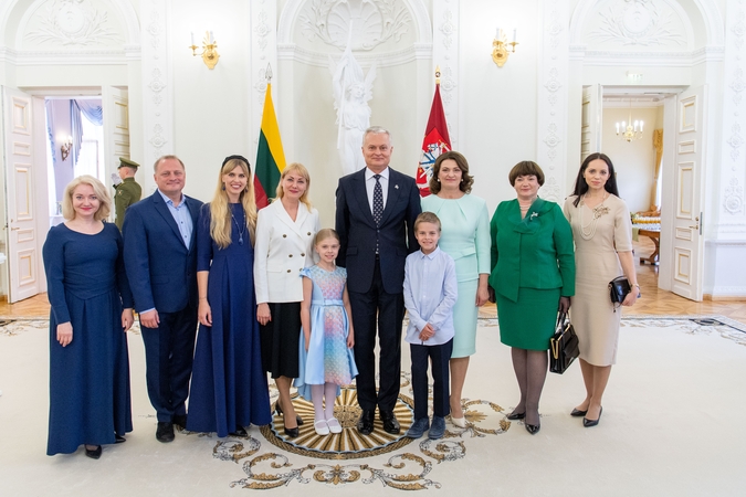 Motinos dienos proga prezidentas įteikė apdovanojimus mamoms 