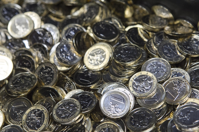 Nukaldinta pusė lietuviškų euro monetų