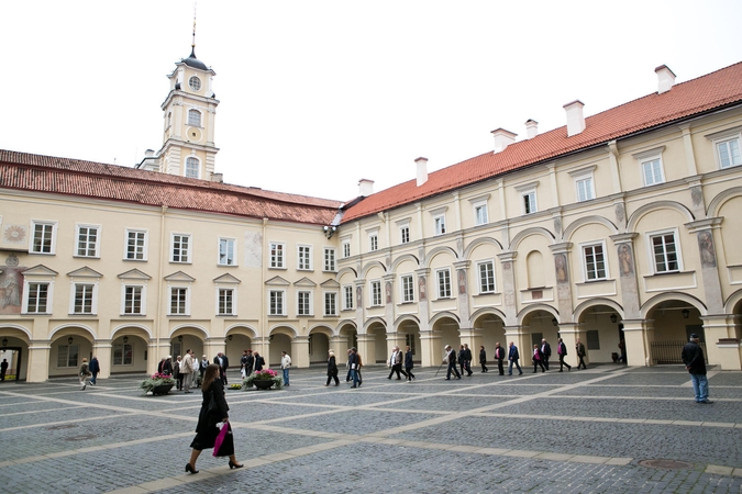 Lazerių kūrėjai ir verslo atstovas investuoja į Vilniaus universiteto fondą