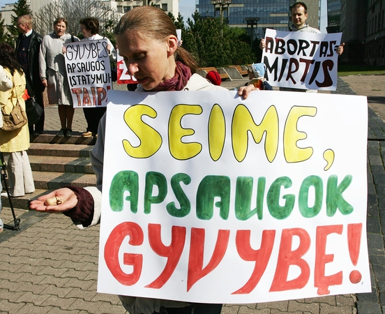 Sveikatos ministerija abortų draudimui nepritaria