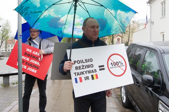Prie Prancūzijos ambasados vežėjai protestavo dėl verslo suvaržymų ES