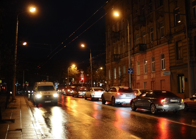 Įspėja vairuotojus: naktį keliuose formuosis plikledis