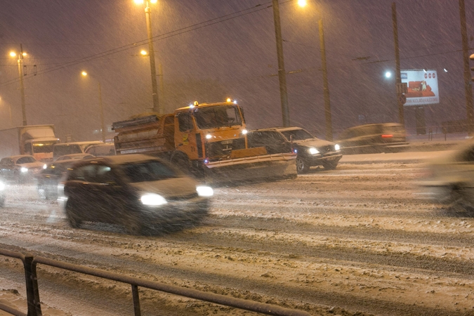 Naktį eismo sąlygas sunkins plikledis ir šlapdriba