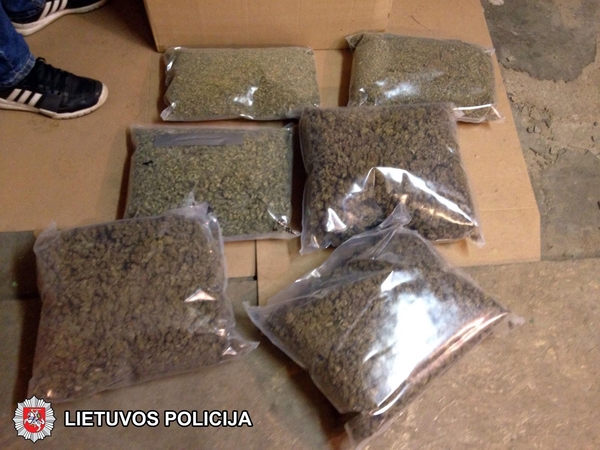 Kvaišalų platintojams – policijos smūgis: rastas labai didelis kiekis kanapių