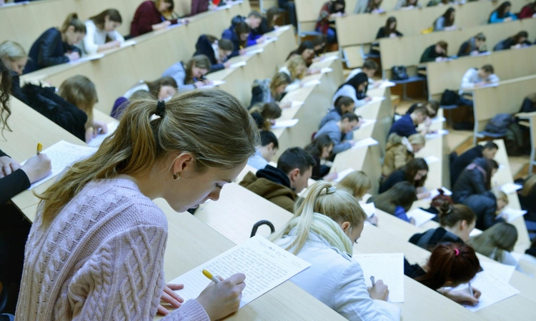 Stojantiesiems į aukštąsias mokyklas keliama priėmimo kartelė