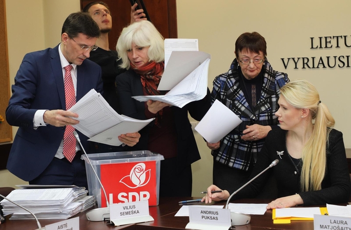 V. Andriukaičio komanda VRK įteikė surinktus parašus