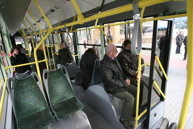 Vilniečiai skundžiasi: net rytą troleibusai ir autobusai pilni purvo