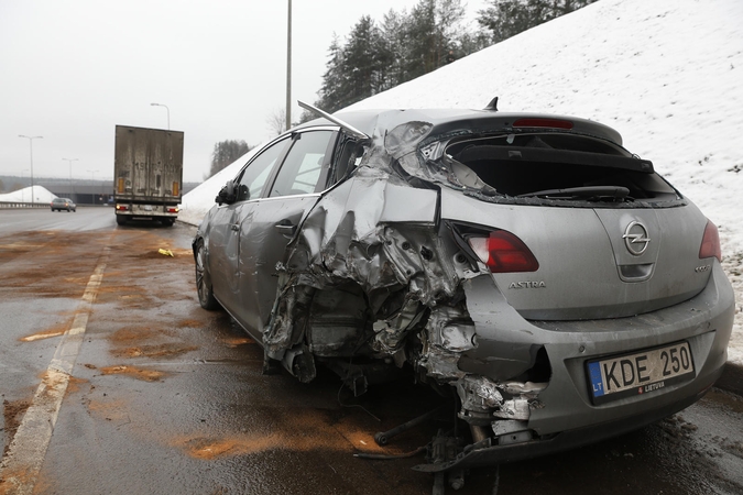 Per avariją Vakariniame aplinkkelyje iš vilkiko išsiliejo 500 litrų dyzelino