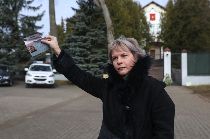 Vilniuje – pilietinė akcija prie Rusijos ambasados: moteris suplėšė savo rusišką pasą