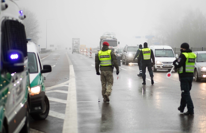 Pareigūnams už papildomą darbą per karantiną – priedai prie algų
