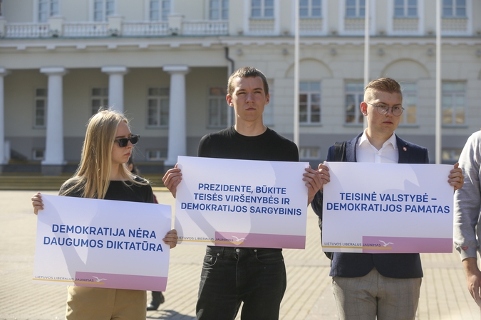 Liberalaus jaunimo proteste – raginimai G. Nausėdai tvirčiau ginti žmogaus teises