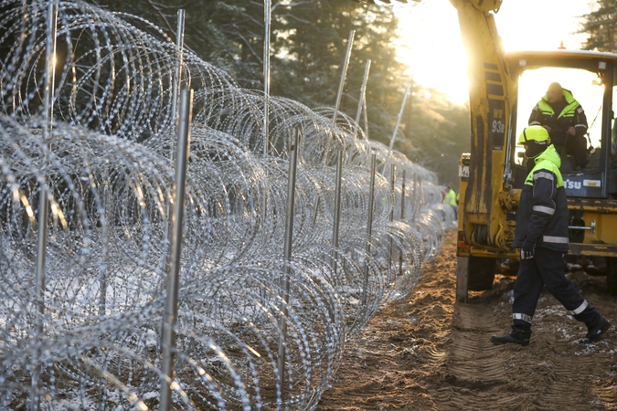 Tvoros Baltarusijos pasienyje statybos – sėkmingos: dirba maždaug 600 darbuotojų