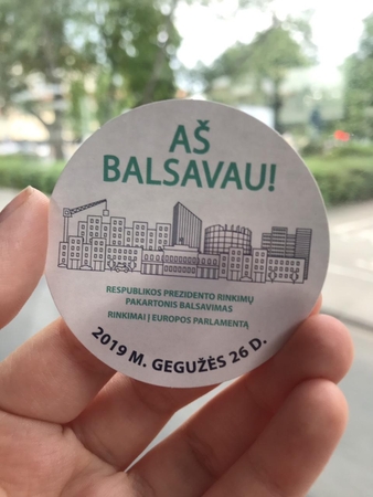 VRK nusprendė toliau dalinti rinkimų lipdukus su gramatine klaida