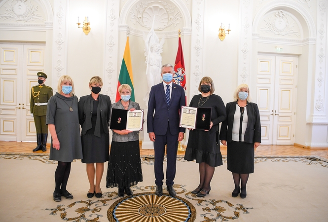 Prezidentas Žūvančiųjų gelbėjimo kryžiumi apdovanojo žydų gelbėtojus