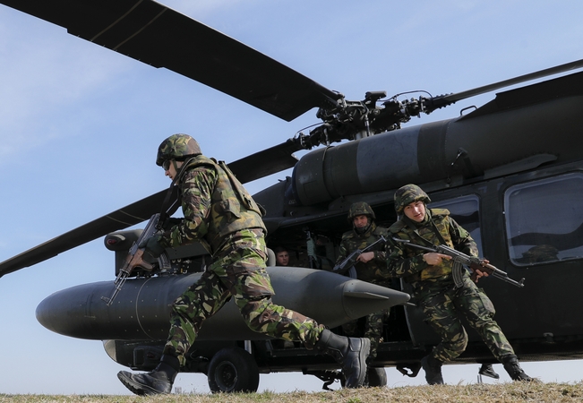 JAV skinasi kelią sandoris Lietuvai parduoti „Black Hawk“ sraigtasparnius