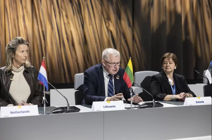 Lietuva ragina ES greitinti pastangas kartu perkant artilerijos amunicijos Ukrainai