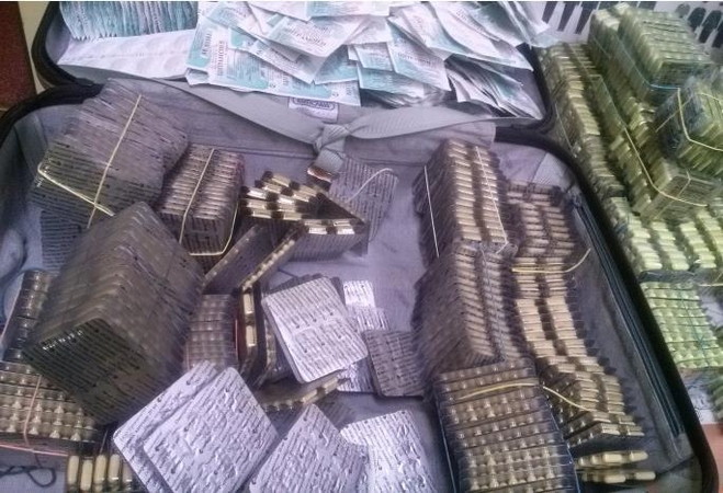 Rusų pora sulaikyta su pilnais lagaminais nedeklaruotų vaistų