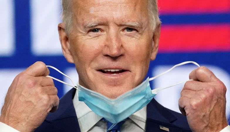 J. Bidenas turės nešioti kojos įtvarą: susižeidė žaisdamas su šunimi