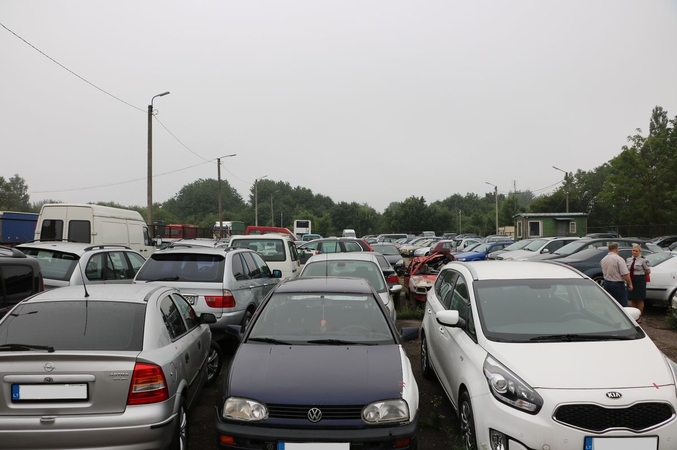 Policijos aikštelės pilnos iš girtų vairuotojų konfiskuotų automobilių