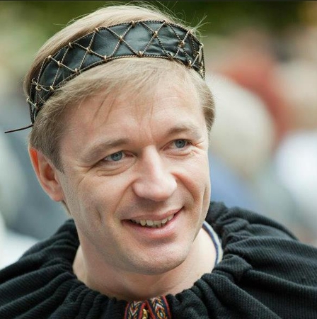 Tautinių kostiumų vaikams projekto idėjos autorius ir iniciatorius „valstiečių“ pirmininkas R. Karbauskis