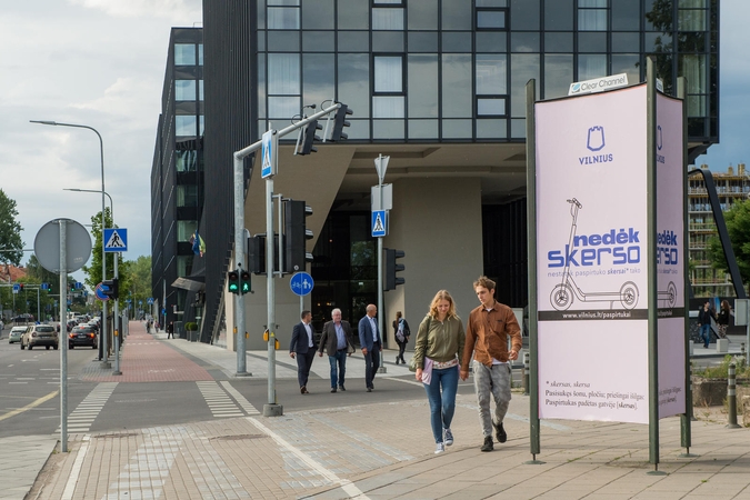 Paaiškinimai akcijos plakatuose išduoda, kad jos rengėjai puikiai suvokia, jog šie žodžiai turi ir labai aiškią vulgarią potekstę.